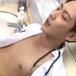 【ゲイ動画 xvideos】ちんぽ気持ちいいですか？イケメン医者が患者からトイレで犯されケツ穴拡張