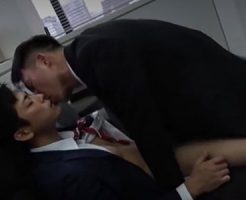 【ゲイ動画】スーツ姿のイケメンリーマンたちが手コキしながら激しい腰振りでアナルセックス！